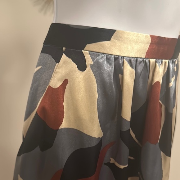 Abstract Patterned Women's Skirt​ - Picture 2 of 3